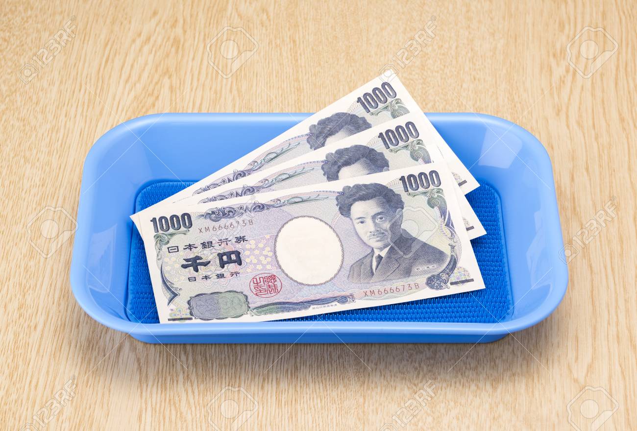 41725028-japanese-money-in-payment-tray